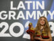 Fotografía de archivo del 16 de noviembre de 2023 donde aparece la cantante colombiana Shakira posando con los tres premios conseguidos durante la gala anual de los Latin Grammy, en Sevilla, España. EFE/ Jose Manuel Vidal