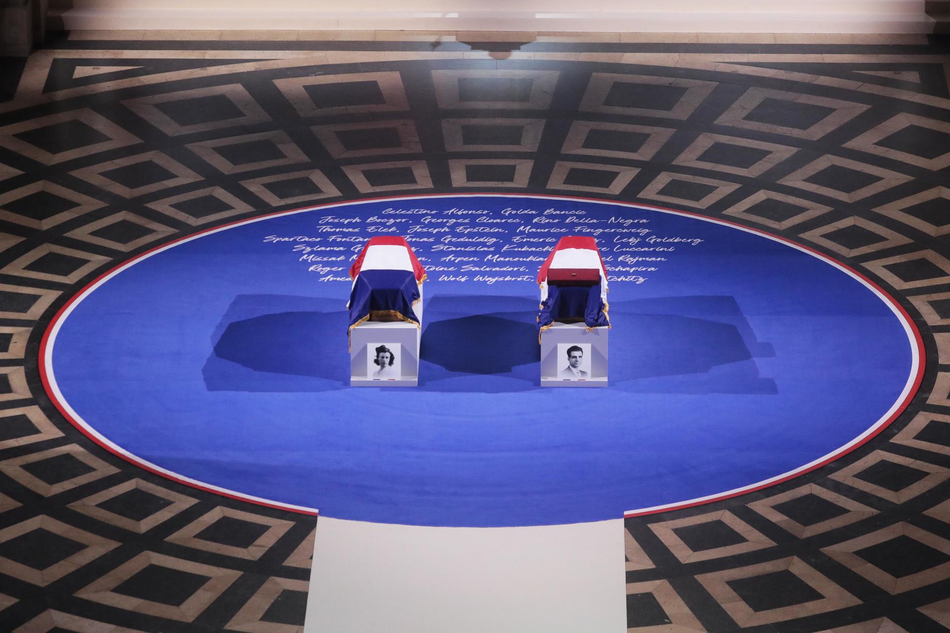 Ataúdes cubiertos con banderas del luchador de resistencia armenio Missak Manouchian y su esposa Melinee en el homenaje en el Panteón de París, Francia, el 21 de febrero de 2024. EFE/EPA/Christophe Petit Tesson/Pool
