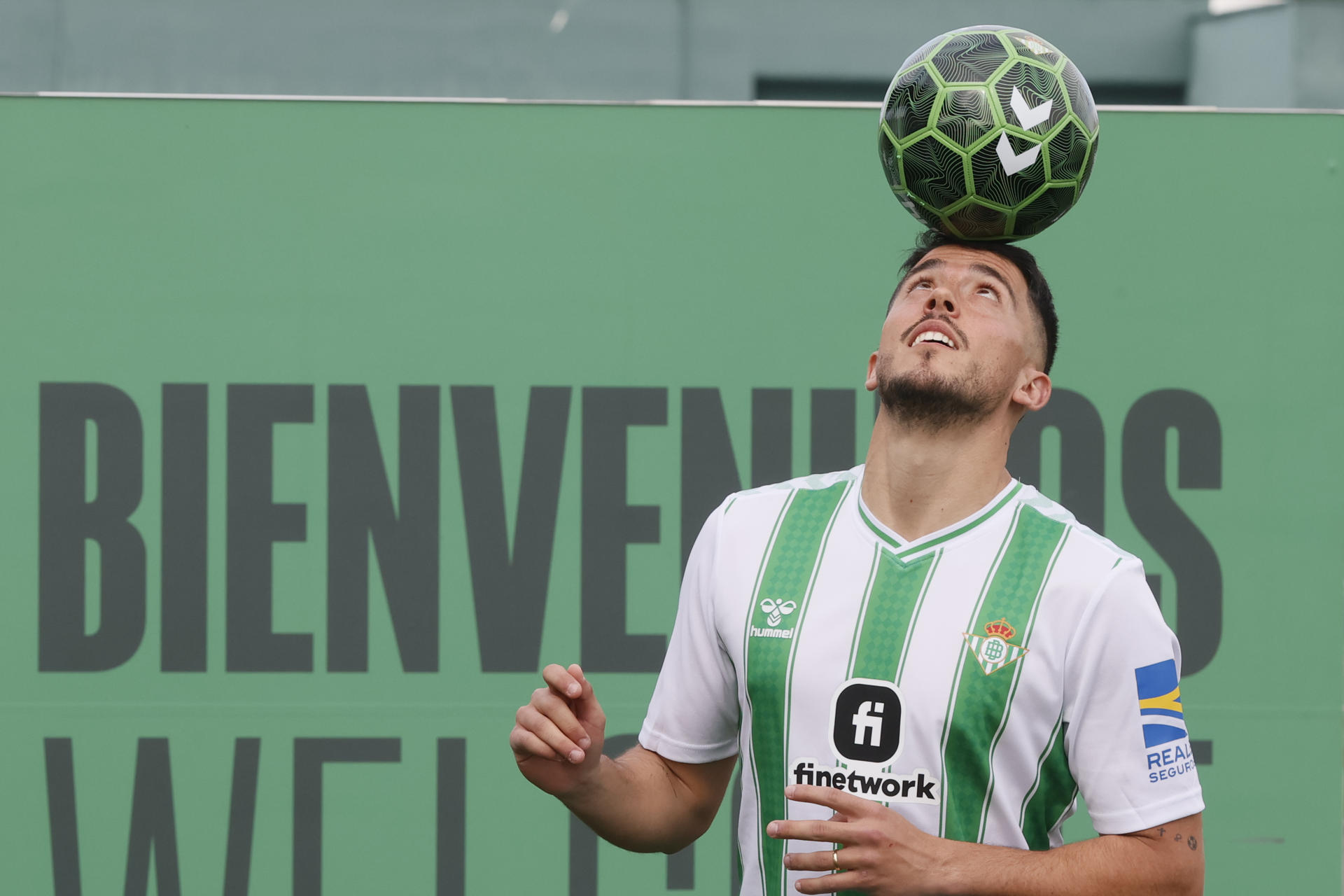 El mediopunta español Pablo Fornals durante su presentación como nuevo jugador del  Real Betis, este miércoles en Sevilla. EFE/José Manuel Vidal
