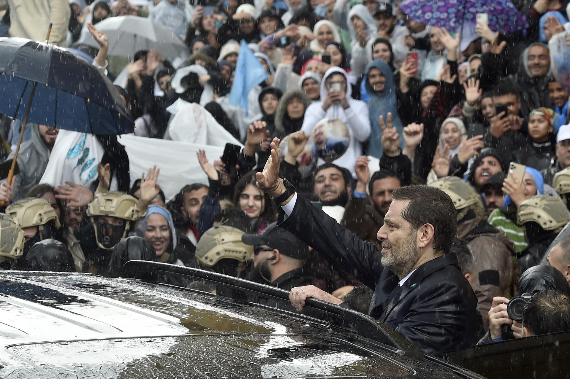 El ex primer ministro libanés Saad Hariri (derecha) saluda a sus seguidores después de su visita a la tumba de su padre, el difunto primer ministro libanés Rafik Hariri, en el 19º aniversario de su asesinato en el centro de Beirut, Líbano, el 14 de febrero de 2024. Rafik Hariri fue asesinado, junto con otras 21 personas, cuando una enorme explosión alcanzó su caravana en Beirut, Líbano, el 14 de febrero de 2005. (Libano) EFE/EPA/Wael Hamzeh
