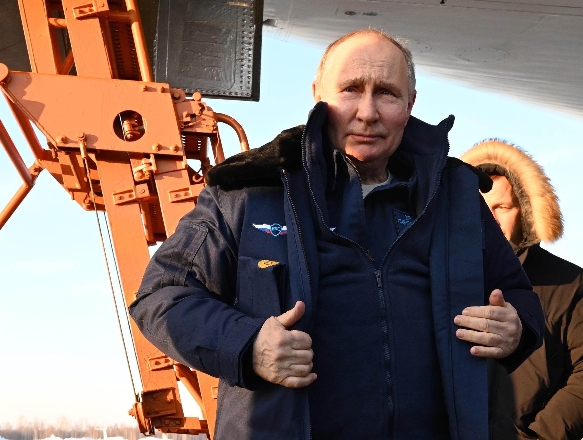 El presidente ruso Vladimir Putin responde a las preguntas de los periodistas después de un vuelo de prueba a bordo de un porta misiles estratégicos Tupolev Tu-160 M durante una visita a la fábrica de aviación de Kazán que lleva el nombre de Sergei Gorbunov, una sucursal de la empresa de industria militar Tupolev, en Kazán, República de Tartaristán, Rusia, 22 de febrero de 2024. Tu-160 (según la codificación de la OTAN - Blackjack) es un bombardero-portador de misiles estratégico supersónico con alas de barrido variable, desarrollado en la Oficina de Diseño de Tupolev en los años 1970-1980. Aunque la producción en serie del Tu-160 se interrumpió en la década de 1990, en Rusia se están realizando trabajos para reanudar la construcción del avión con una nueva apariencia: el Tu-160M. (Rusia) EFE/EPA/DMITRIY AZAROV/SPUTNIK/KREMLIN POOL CRÉDITO OBLIGATORIO
