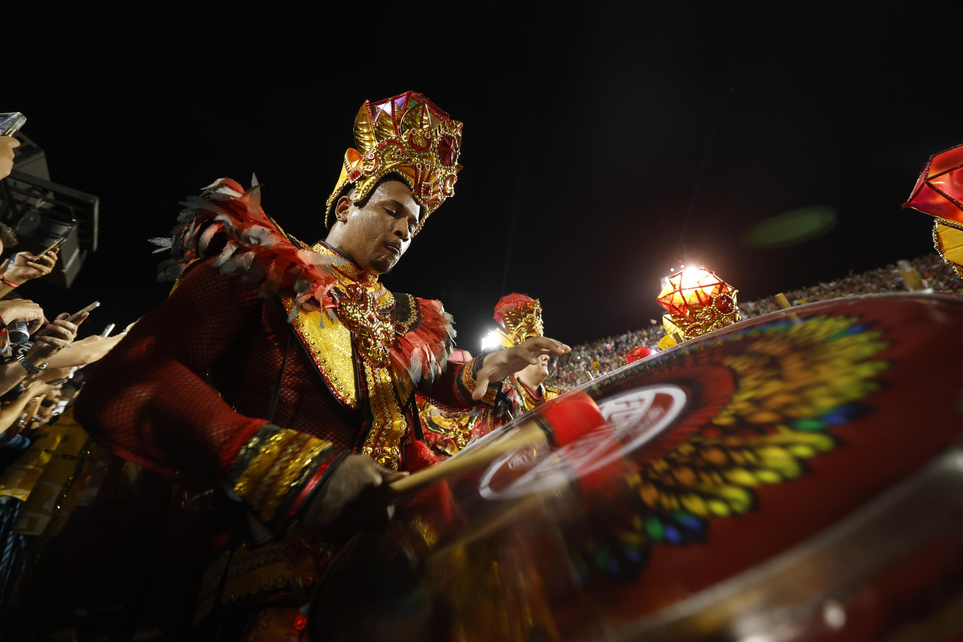 Miembros de la escuela de samba Salgueiro desfilan durante el carnaval de Río de Janeiro, Brasil, el 11 de febrero de 2024. EFE/ Antonio Lacerda
