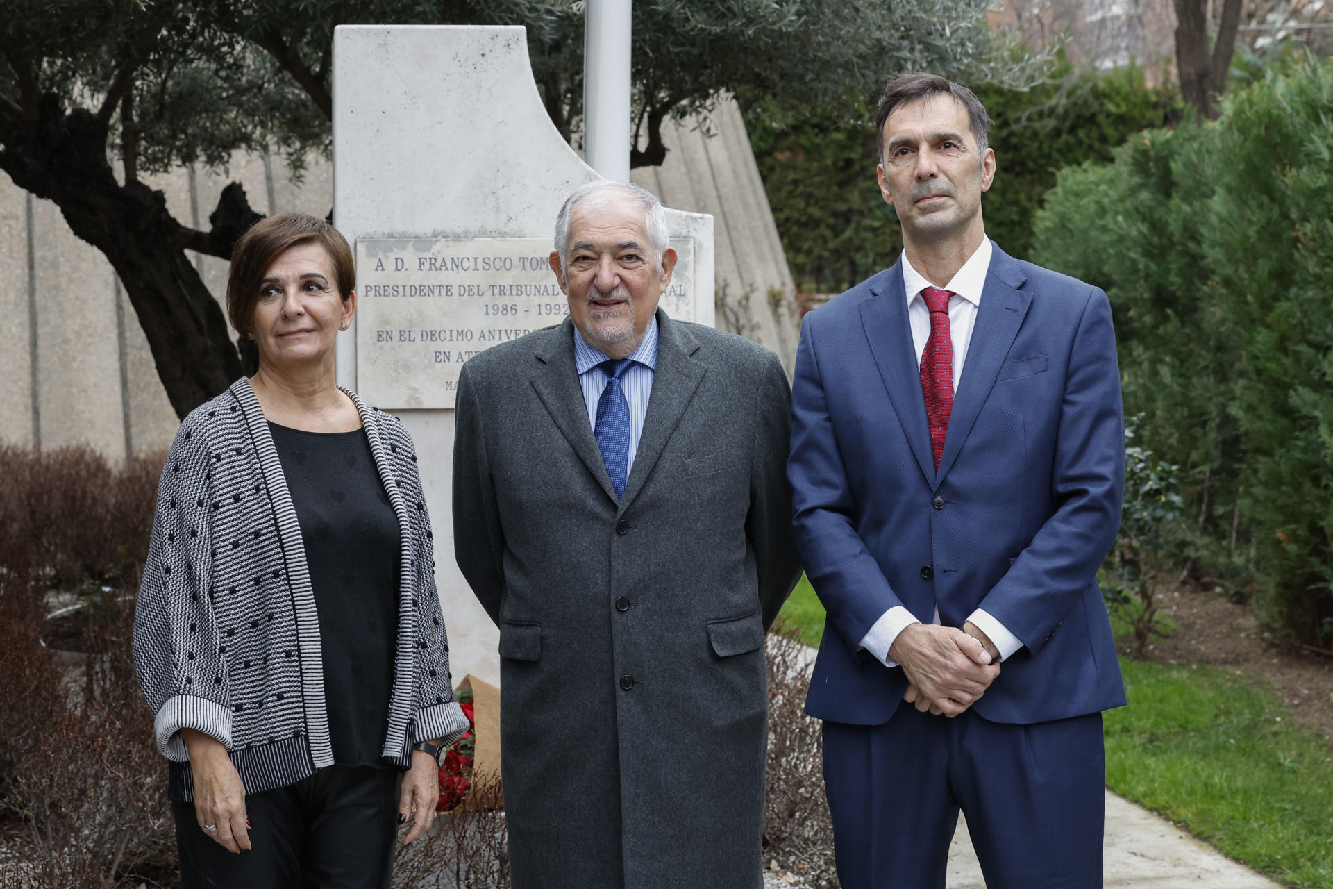 El presidente del Tribunal Constitucional (TC), Cándido-Conde Pumpido (c), interviene en el acto de homenaje a Francisco Tomás y Valiente, presidente emérito del TC, en el XXVIII aniversario de su asesinato por la banda terrorista ETA, junto a los hijos del magistrado, Ana y Quico Tomás y Valiente, este miércoles en Madrid. EFE/Javier Lizón
