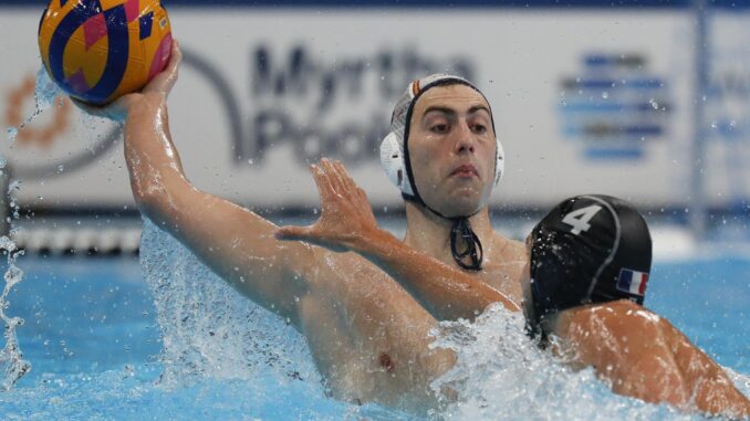 El español Bernat Sanahuja (i) frente al francés Alexandre Bouet, durante el partido por el tercer puesto del waterpolo en los Mundiales de Doha que enfrentó a ambas selecciones. EFE/EPA/YURI KOCHETKOV
