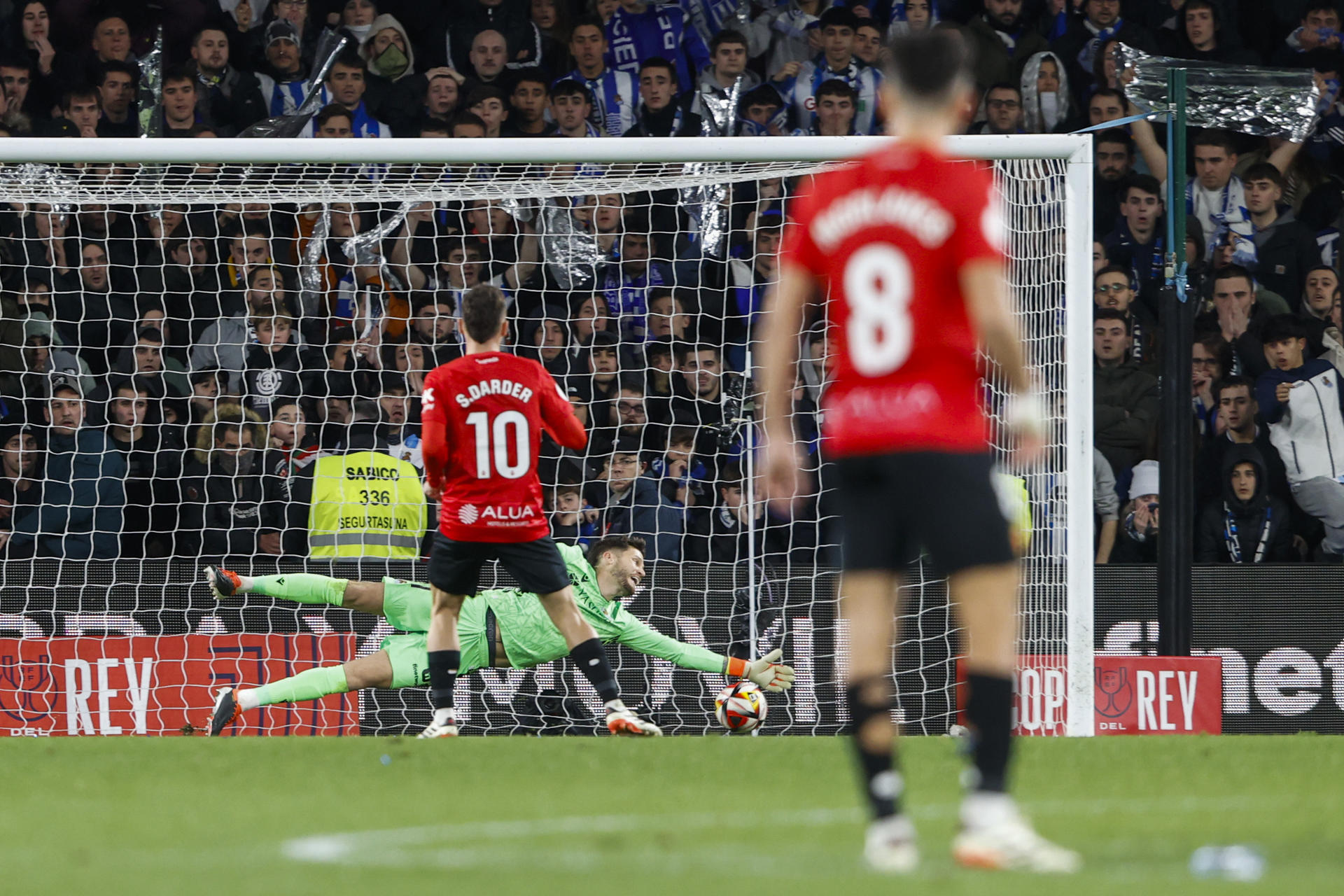 El centrocampista del RCD Mallorca Sergi Darder anota su penalti, tras la prórroga del partido de vuelta de las semifinales de la Copa del Rey que Real Sociedad y RCD Mallorca disputaron en el Reale Arena, en San Sebastián. EFE/Juan Herrero
