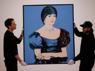 Los asistentes de la galería posan con una pintura titulada 'Retrato de la princesa Diana' del artista estadounidense Andy Warhol durante una vista previa de prensa para las subastas de arte contemporáneo y del siglo XX de la casa de subastas Phillips en Londres, Gran Bretaña, 29 de febrero de 2024. EFE/EPA/TOLGA AKMEN