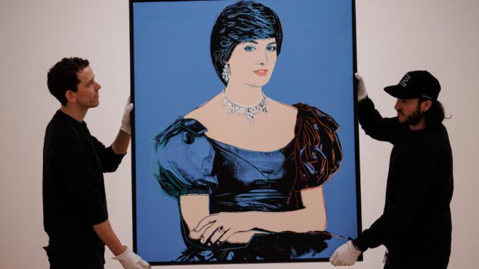 Los asistentes de la galería posan con una pintura titulada 'Retrato de la princesa Diana' del artista estadounidense Andy Warhol durante una vista previa de prensa para las subastas de arte contemporáneo y del siglo XX de la casa de subastas Phillips en Londres, Gran Bretaña, 29 de febrero de 2024. EFE/EPA/TOLGA AKMEN
