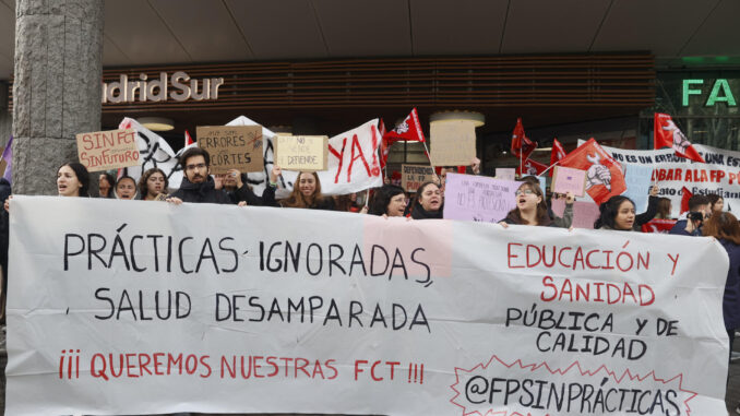 Alrededor de unos cien estudiantes de la Formación Profesional (FP) pública se concentran este jueves frente a la Asamblea de Madrid. EFE/ Fernando Alvarado
