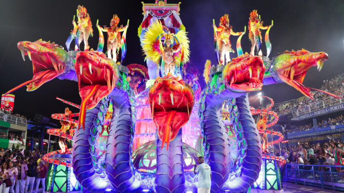 Integrantes de la escuela de samba Viradouro desfilan el 13 de febrero de 2024 en el sambódromo de Rio de Janeiro (Brasil). EFE/André Coelho
