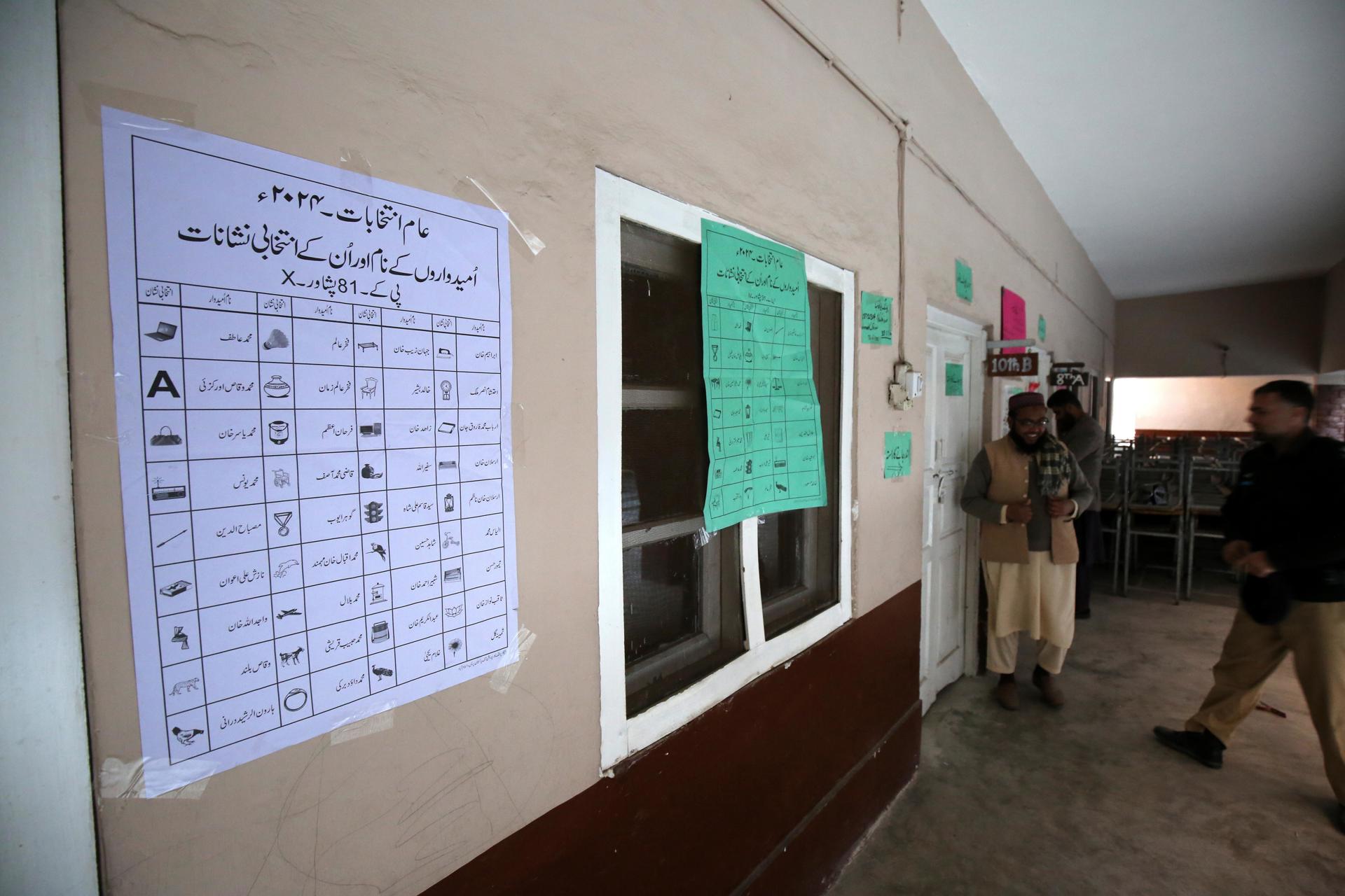 El personal electoral paquistaní instaló un colegio electoral en vísperas de las elecciones generales, en Peshawar, Pakistán, el 7 de febrero de 2024. EFE/EPA/BILAWAL ARBAB
