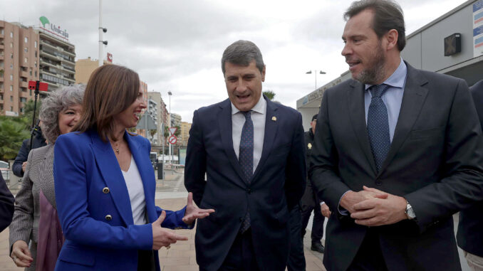 (De izq a dcha) La consejera de Fomento, Rocío Díaz ; el delegado del Gobierno en Andalucía, Pedro Fernández, y el ministro de Transportes, Óscar Puente, a su llegada este jueves al puerto de Algeciras (Cádiz), donde ha criticado la postura adoptada por Francia en el conflicto con los productos agrícolas y ha remarcado que el Gobierno "no va a permitir que se acuse a los agricultores españoles de competencia desleal porque es falso". EFE/A.Carrasco Ragel.
