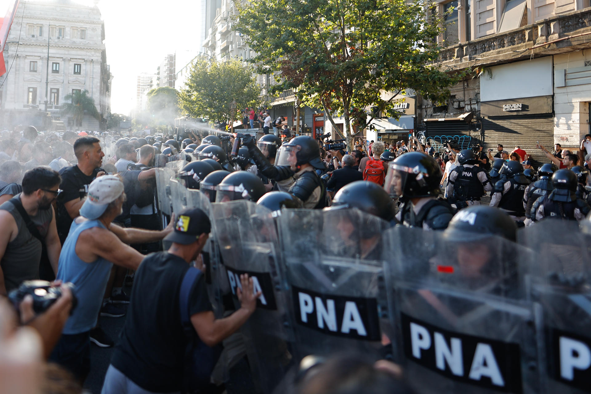 Manifestantes se enfrentan a la policía durante una protesta contra el proyecto de la 'ley ómnibus' a las afueras del Congreso, hoy, en Buenos Aires (Argentina). EFE/Juan Ignacio Roncoroni
