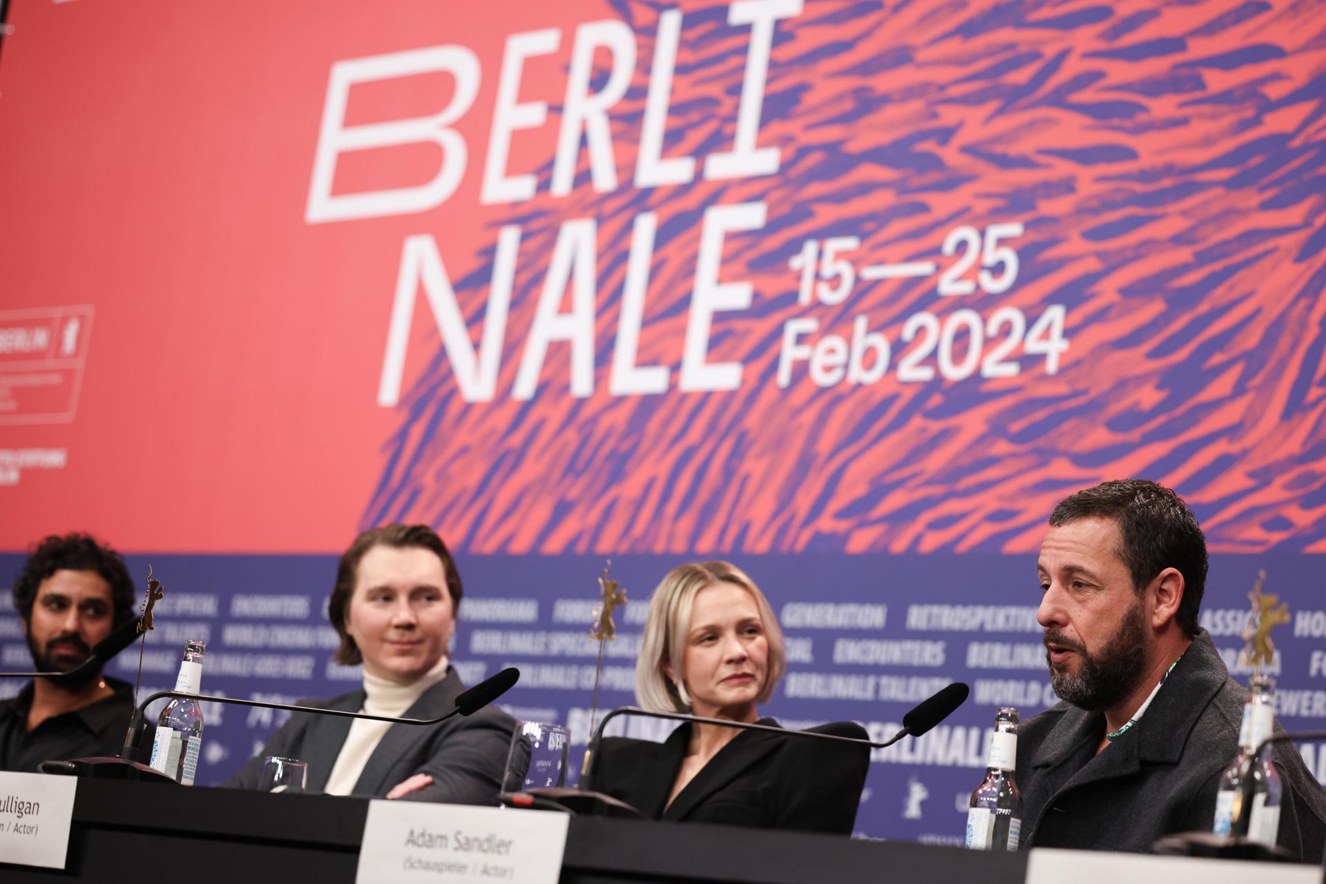 De izquierda a derecha, Kunal Nayyar, Paul Dano, Carey Mulligan y Adam Sandler asisten a la conferencia de prensa 'Spaceman' durante el 74º Festival Internacional de Cine de Berlín 'Berlinale' en Berlín, Alemania, 21 de febrero de 2024. (Cine, Alemania) EFE/EPA/CLEMENS BILAN
