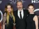 El realizador canadiense Denis Villeneuve entre la actriz sueca Rebecca Ferguson y la británica Florence Pugh, parte del plantel de 'Dune: Part Two'. EFE/EPA/STEPHANI SPINDEL