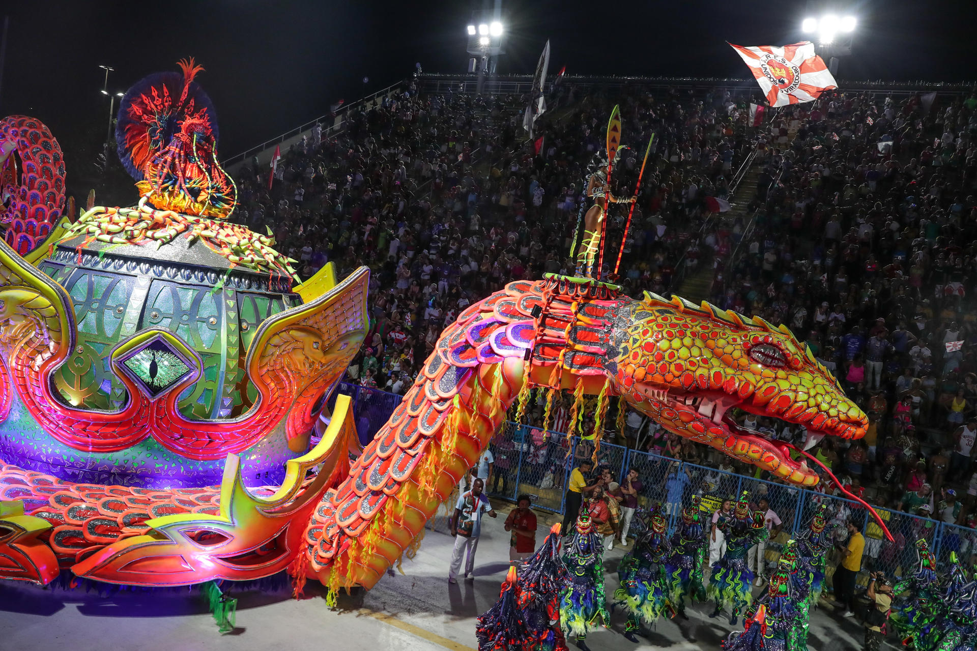 Integrantes de la escuela de samba Viradouro desfilan el 13 de febrero de 2024 en el sambódromo de Rio de Janeiro (Brasil). EFE/André Coelho
