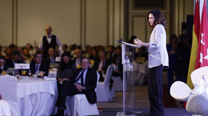 MADRID, 13/02/2024.- La presidenta de la Comunidad de Madrid, Isabel Díaz Ayuso, da un discurso en un desayuno-coloquio organizado por la Asociación para el Progreso de la Dirección-APD, este martes en un hotel madrileño. EFE/ Rodrigo Jiménez
