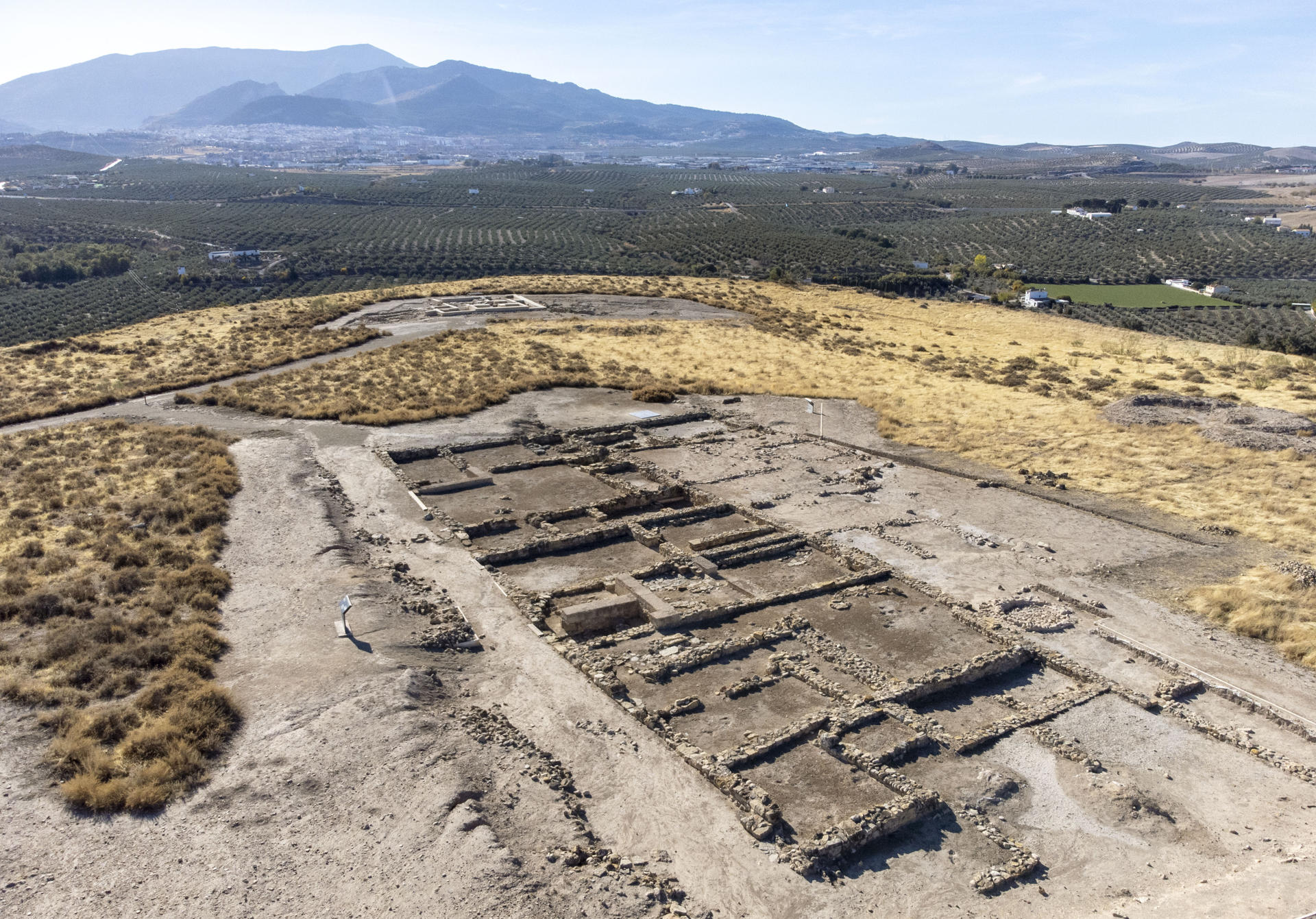 Vista aérea del yacimiento arqueológico de Puente Tablas en Jaén, este miércoles. EFE/ José Manuel Pedrosa
