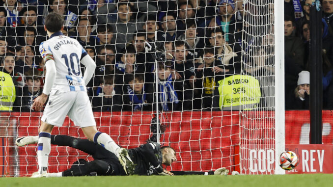 El guardameta del RCD Mallorca Dominik Greif (d) detiene el penalti que lanza Mikel Oyarzabal, de la Real Sociedad, tras la prórroga del partido de vuelta de las semifinales de la Copa del Rey que Real Sociedad y RCD Mallorca disputaron en el Reale Arena, en San Sebastián. EFE/Juan Herrero
