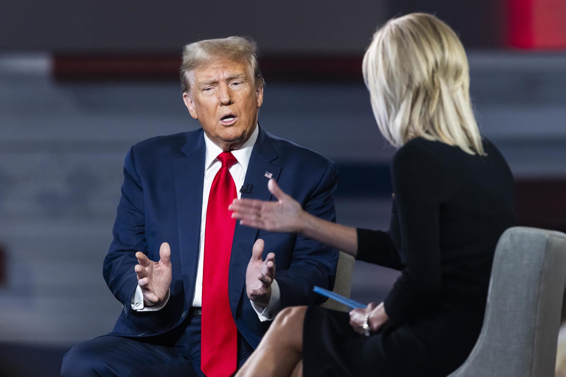 El ex presidente estadounidense y actual candidato presidencial republicano Donald Trump habla con la presentadora de Fox News, Laura Ingraham, este 20 de febrero de 2024.  EFE/EPA/Jim Lo Scalzo
