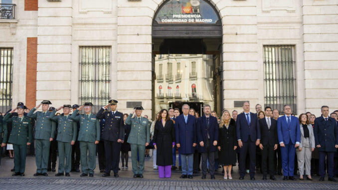 La presidenta de la Comunidad de Madrid, Isabel Díaz Ayuso, junto a los miembros de su Gobierno guardan este lunes un minuto de silencio por la muerte de los dos guardias civiles en la localidad gaditana de Barbate. EFE/ Borja Sánchez Trillo
