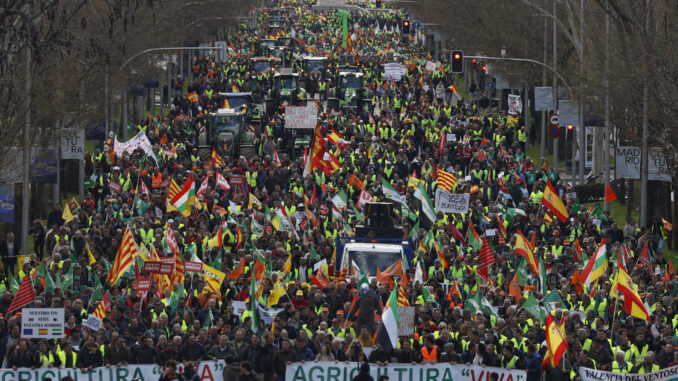 Agricultores de varios puntos de España marchan hacia el número 46 del Paseo de la Castellana, donde se ubica la Oficina en España del Parlamento Europeo, en Madrid este lunes. EFE/ J.J. Guillén
