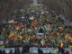 Agricultores de varios puntos de España marchan hacia el número 46 del Paseo de la Castellana, donde se ubica la Oficina en España del Parlamento Europeo, en Madrid este lunes. EFE/ J.J. Guillén