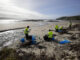 Imagen del pasado mes de enero de varios operarios limpiando la playa de Nemiña, en el concello coruñés de Muxía por la contaminación de pellets de plástico. EFE/Cabalar