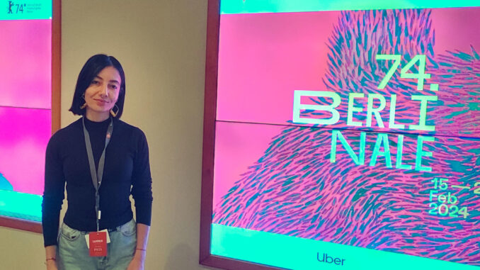 La cineasta colombiana Yennifer Uribe posa durante una entrevista con EFE este miércoles en la Berlinale en Berlín, Alemania, con motivo del debut de su filme "La piel en primavera", en el que acompaña a su protagonista, Sandra, en su despertar erótico que le permite dejar atrás el lugar en el que la sociedad la tiene encasillada tras años de dedicación a su hijo como madre soltera. EFE/ Elena Garuz
