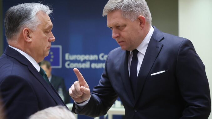 Bruselas (Bélgica), 01/02/2024.- el primer ministro húngaro, Viktor Orban (izquierda), y el primer ministro de Eslovaquia, Robert Fico, al inicio del Consejo Europeo especial en Bruselas, Bélgica, este jueves. Los líderes de la UE se reúnen en Bruselas para discutir el presupuesto a largo plazo de la UE para 2021-2027, incluido el apoyo a Ucrania.EFE Olivier Hoslet
