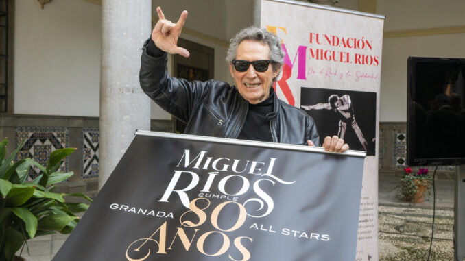 El rockero Miguel Ríos junto al cartel anunciador del concierto que celebrará el próximo 8 de junio en la Plaza de Toros de Granada con el que celebrará su 80 cumpleaños, una propuesta organizada por su Fundación en la que compartirá escenario con bandas granadinas de diferentes épocas como Los Ángeles, 091, Lagartija Nick o Niños Mutantes. EFE/Miguel Ángel Molina
