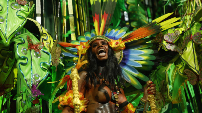 Miembros de la escuela de samba Salgueiro desfilan durante el carnaval de Río de Janeiro, Brasil, el 11 de febrero de 2024. EFE/ Antonio Lacerda
