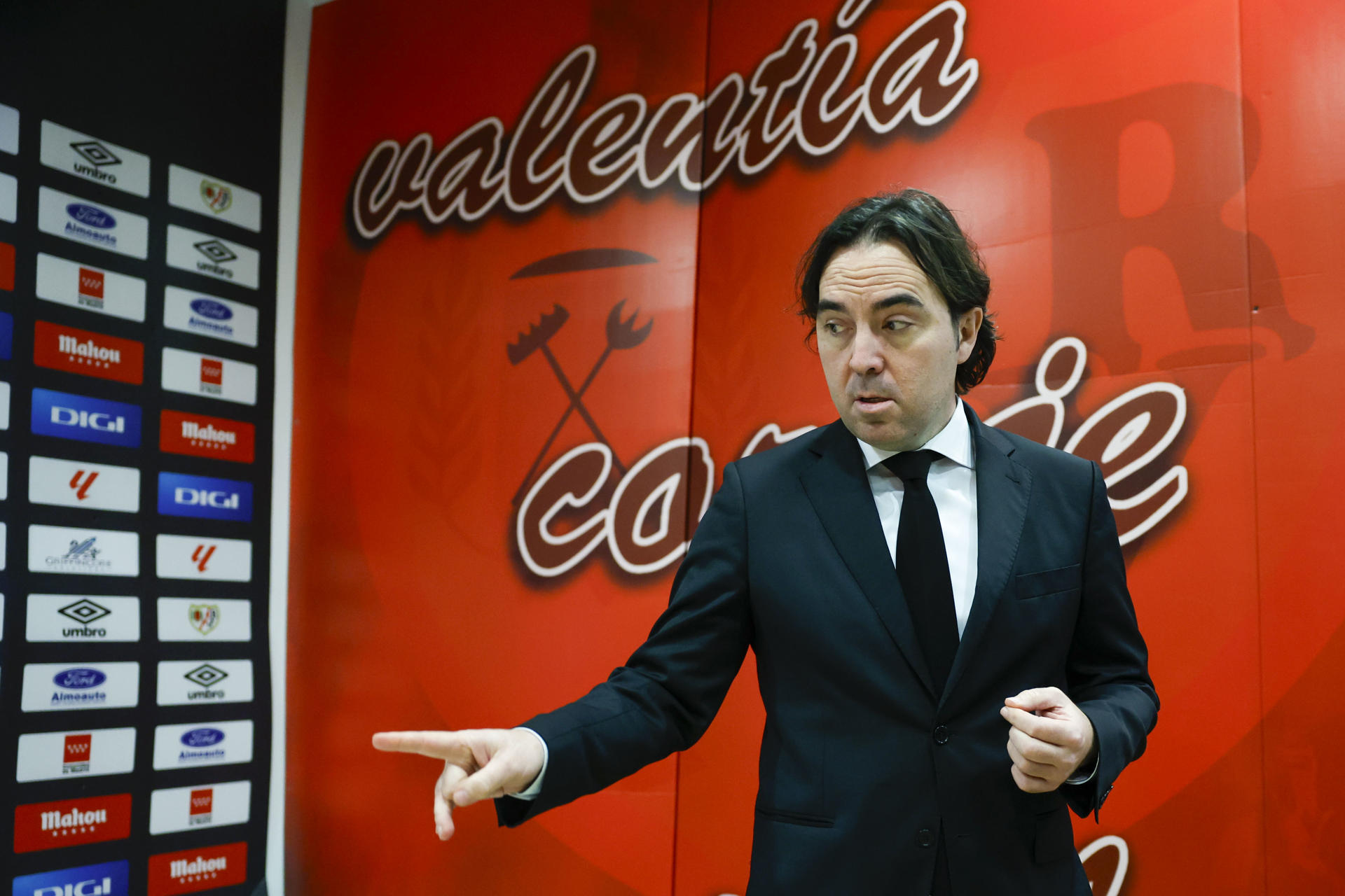 El presidente del Rayo Vallecano, Raúl Martín Presa durante la presentación del nuevo entrenador Íñigo Perez (no en la imagen) en la Ciudad Deportiva del Rayo Vallecano en Madrid. EFE/ Mariscal
