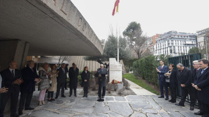 El presidente del Tribunal Constitucional (TC), Cándido-Conde Pumpido (c), interviene en el acto de homenaje a Francisco Tomás y Valiente, presidente emérito del TC, en el XXVIII aniversario de su asesinato por la banda terrorista ETA, junto a los hijos del magistrado, Ana (4d) y Quico (5d) Tomás y Valiente, este miércoles en Madrid. EFE/Javier Lizón
