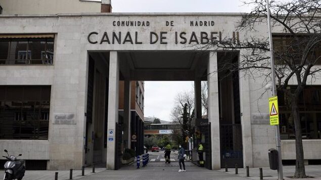 Cortes de tráfico por obras del canal Isabel II en la calle Manzana