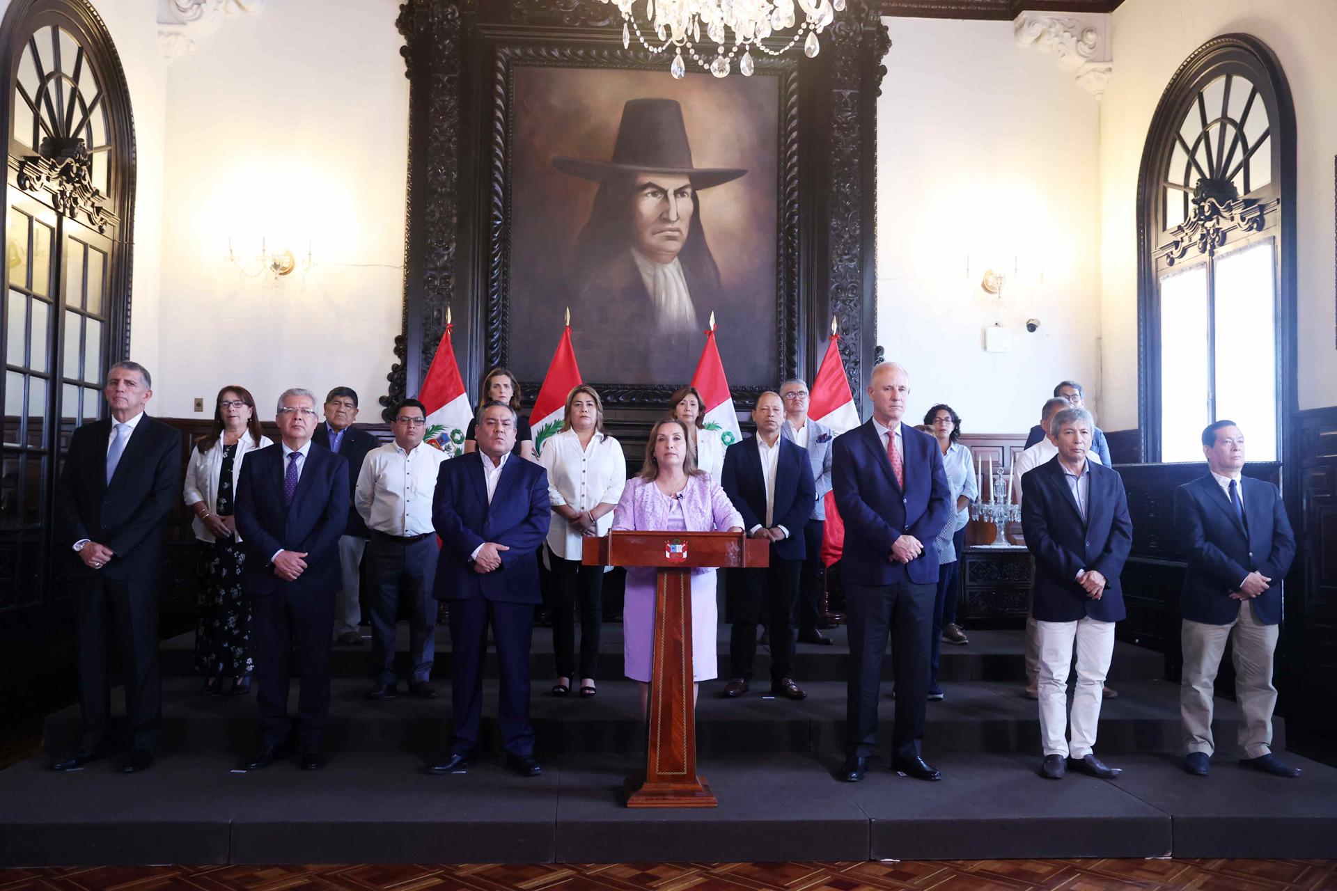 Fotografía cedida por la Presidencia de Perú de la mandataria, Dina Boluarte, durante un discurso a la Nación en compañía de su gabinete de Ministros, este sábado en el Palacio de Gobierno, en Lima (Perú). EFE/ Presidencia Del Perú
