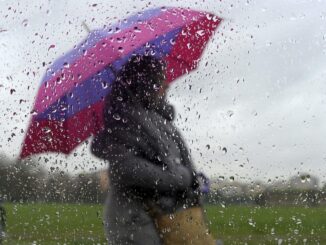 Una mujer camina bajo la lluvia, en una fotografía de archivo. EFE/Villar López