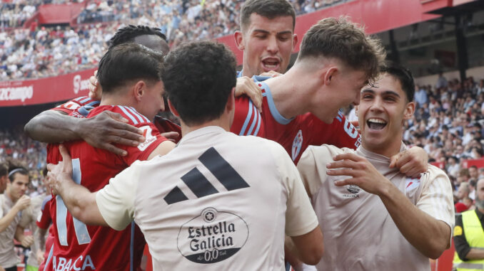 El delantero noruego del Celta de Vigo Jorgen Larsen, celebra su gol contra el Sevilla, durante el partido de la jornada 29 de LaLiga EA Sports en el estadio Sánchez Pizjuán de Sevilla. EFE/José Manuel Vidal
