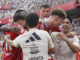 El delantero noruego del Celta de Vigo Jorgen Larsen, celebra su gol contra el Sevilla, durante el partido de la jornada 29 de LaLiga EA Sports en el estadio Sánchez Pizjuán de Sevilla. EFE/José Manuel Vidal