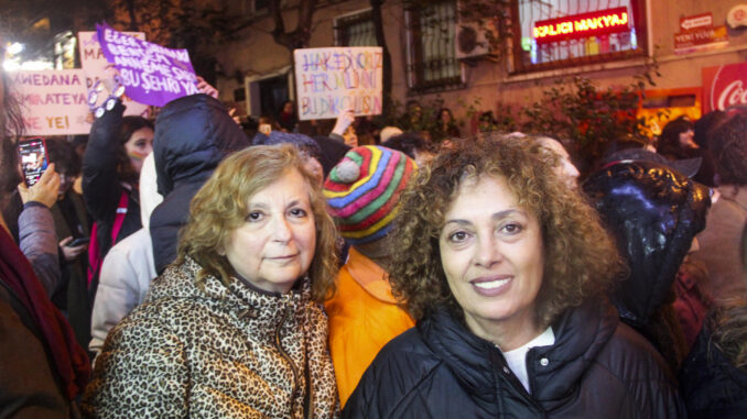 Las feministas españolas Rosa María Rodríguez Magda (izquierda) y Mimunt Hamido Yahia en la manifestación celebrada este viernes en Estambul con motivo de la celebración del Día de la Mujer. EFE/ Ilya U. Topper
