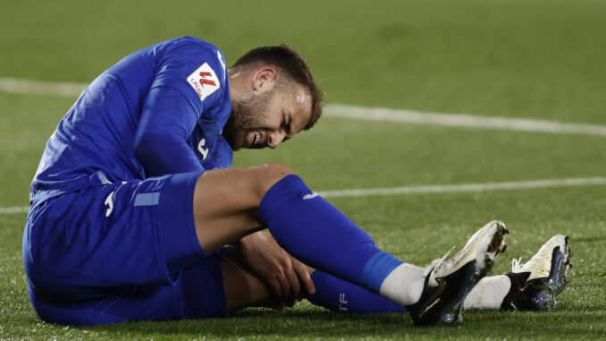 El delantero del Getafe, Borja Mayoral, se duele de su rodilla izquierda tras caer lesionado durante el encuentro correspondiente a la jornada 27 de Primera División que Getafe y Las Palmas disputaron en el Coliseum de la localidad madrileña. EFE / Sergio Pérez.
