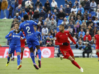 El jugador del Getafe Djene (2i) disputa el balón con Youssef En-Nesyri, del Sevilla FC, durante el partido correspondiente a la jornada 30 de LaLiga que disputaron ambos equipos este sábado en el Estadio Coliseum. EFE/ Zipi