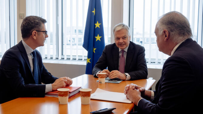 El comisario europeo de Justicia, Didier Reynders (c), se reúne este miércoles en Estrasburgo (Francia) con el ministro de Presidencia, Justicia y Relaciones con las Cortes, el socialista Félix Bolaños (i), y con el vicesecretario de Acción Institucional del PP, Esteban González Pons, para desbloquear la renovación del Consejo General del Poder Judicial (CGPJ). EFE/ Valentine Zeler / COMISIÓN EUROPEA /  ***SOLO USO EDITORIAL/SOLO DISPONIBLE PARA ILUSTRAR LA NOTICIA QUE ACOMPAÑA (CRÉDITO OBLIGATORIO)***
