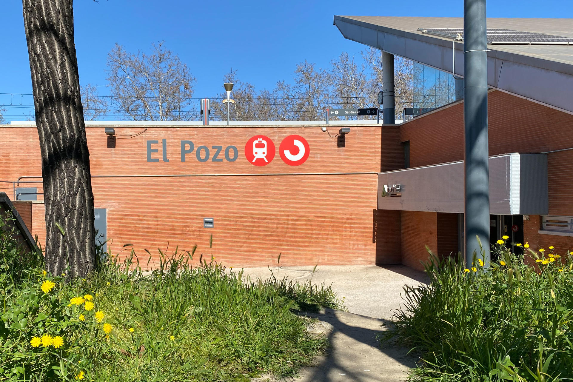 Imagen de la estación de Cercanías de El Pozo, en Madrid. Las bombas que explosionaron el 11 de marzo de 2004 acabaron con la vida de 193 personas e hirieron a más de 2.000, trastocaron la rutina de cientos de testigos y marcaron la memoria de un país entero. Sus esquirlas han quedado incrustadas hasta hoy en los escenarios del atentado y en quienes los habitan o los transitan. EFE/ Lluís Lozano
