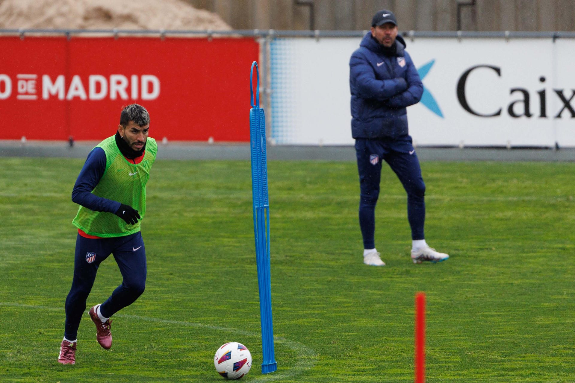 Correa conduce el balón ante la mirada de Simeone.-EFE/Sergio Pérez
