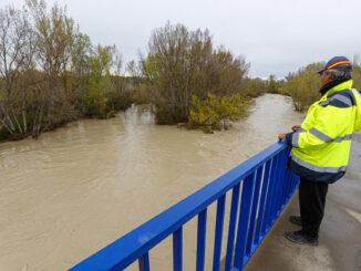 Un vecino de Zuera observa la crecida del Gállego este domingo. La crecida máxima del río Gállego ha alcanzado esta madrugada el municipio de Zuera y está previsto que llegue a Zaragoza capital a lo largo de la mañana de este domingo, con un caudal de más de 300 metros cúbicos por segundo, según información facilitada por la Confederación Hidrográfica del Ebro (CHE).-EFE/ Javier Belver