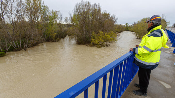 Un vecino de Zuera observa la crecida del Gállego este domingo. La crecida máxima del río Gállego ha alcanzado esta madrugada el municipio de Zuera y está previsto que llegue a Zaragoza capital a lo largo de la mañana de este domingo, con un caudal de más de 300 metros cúbicos por segundo, según información facilitada por la Confederación Hidrográfica del Ebro (CHE).-EFE/ Javier Belver
