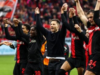 El Bayer Leverkusen Xabi Alonso (c) y sus jugadores celebran la remontada tras el partido que han jugado Bayer 04 Leverkusen y TSG Hoffenheim en Leverkusen, Alemania. EFE/EPA/LEON KUEGELER