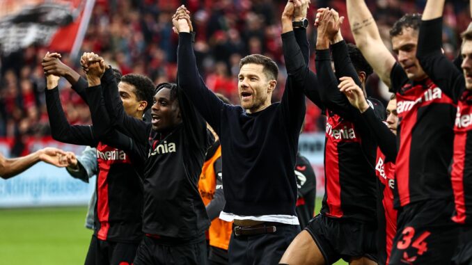 El Bayer Leverkusen Xabi Alonso (c) y sus jugadores celebran la remontada tras el partido que han jugado Bayer 04 Leverkusen y TSG Hoffenheim en Leverkusen, Alemania. EFE/EPA/LEON KUEGELER
