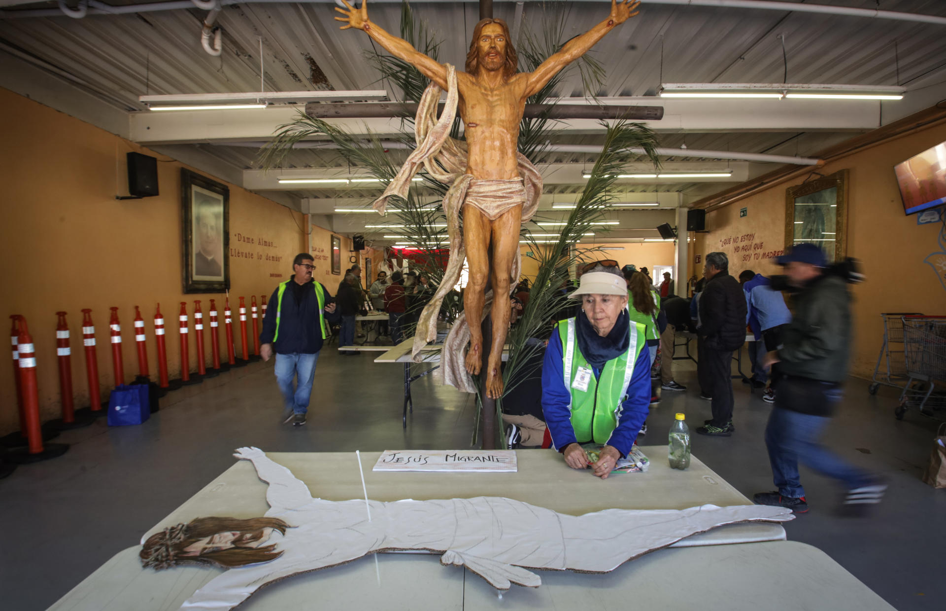 Un grupo de migrantes preparan un viacrucis en el comedor Padre Chava y Albergue Salesiano, este Viernes Santo en la fronteriza Tijuana (México). EFE/Joebeth Terríquez
