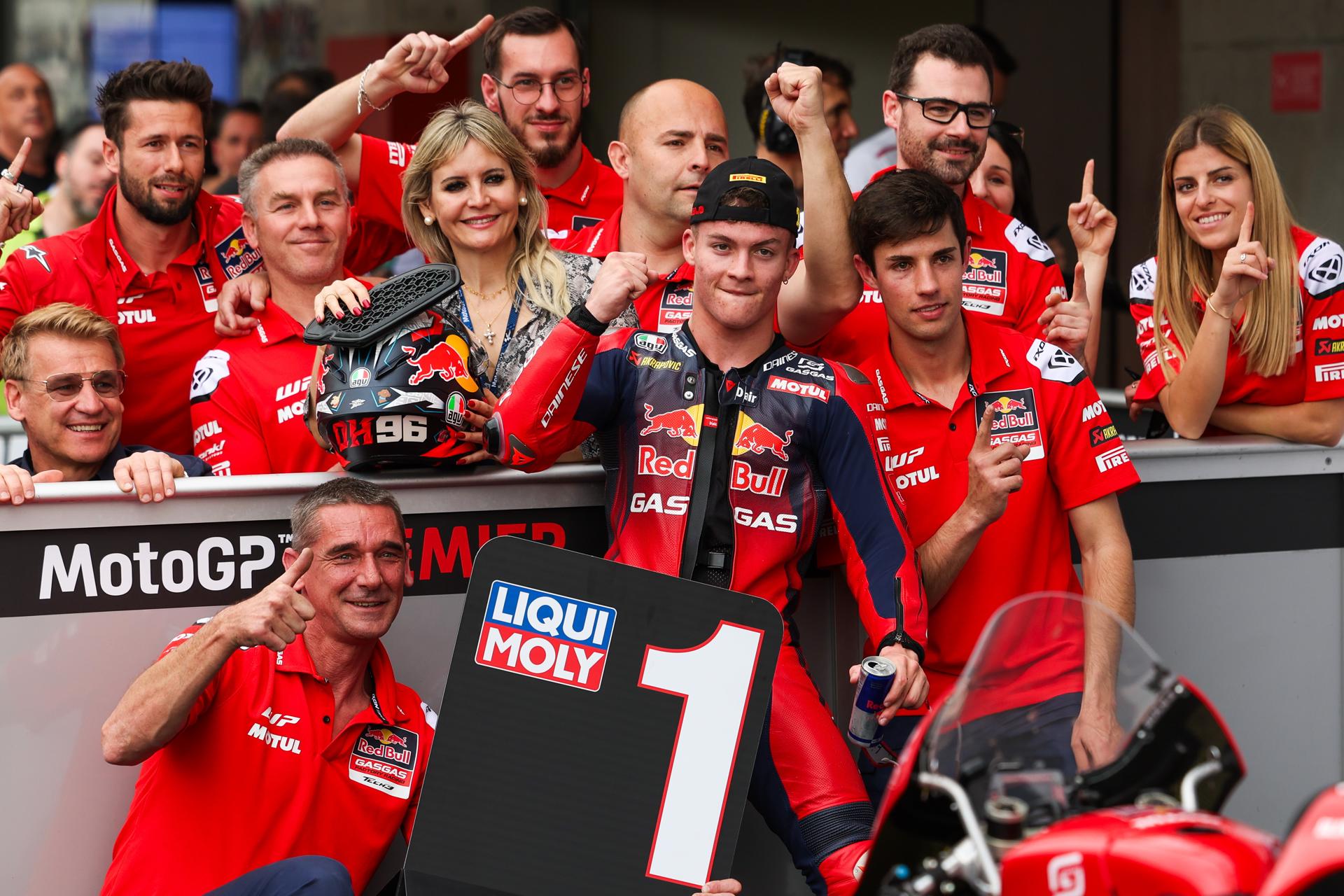 El español Daniel Holgado (Red Bull GASGAS Tech3) celebra su victoria en la carrera de Moto3 del Gran Premio de Portugal de Motociclismo, en Portimao, Portugal. EFE/JOSE SENA GOULAO
